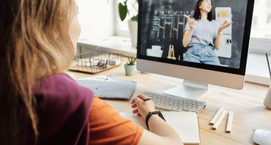Foto af Julia M Cameron fra Pexels: https://www.pexels.com/da-dk/foto/person-kvinde-skrivebord-notesbog-4144222/